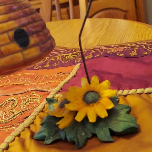 Bee hive with flowery holder - Picture 3 of 9